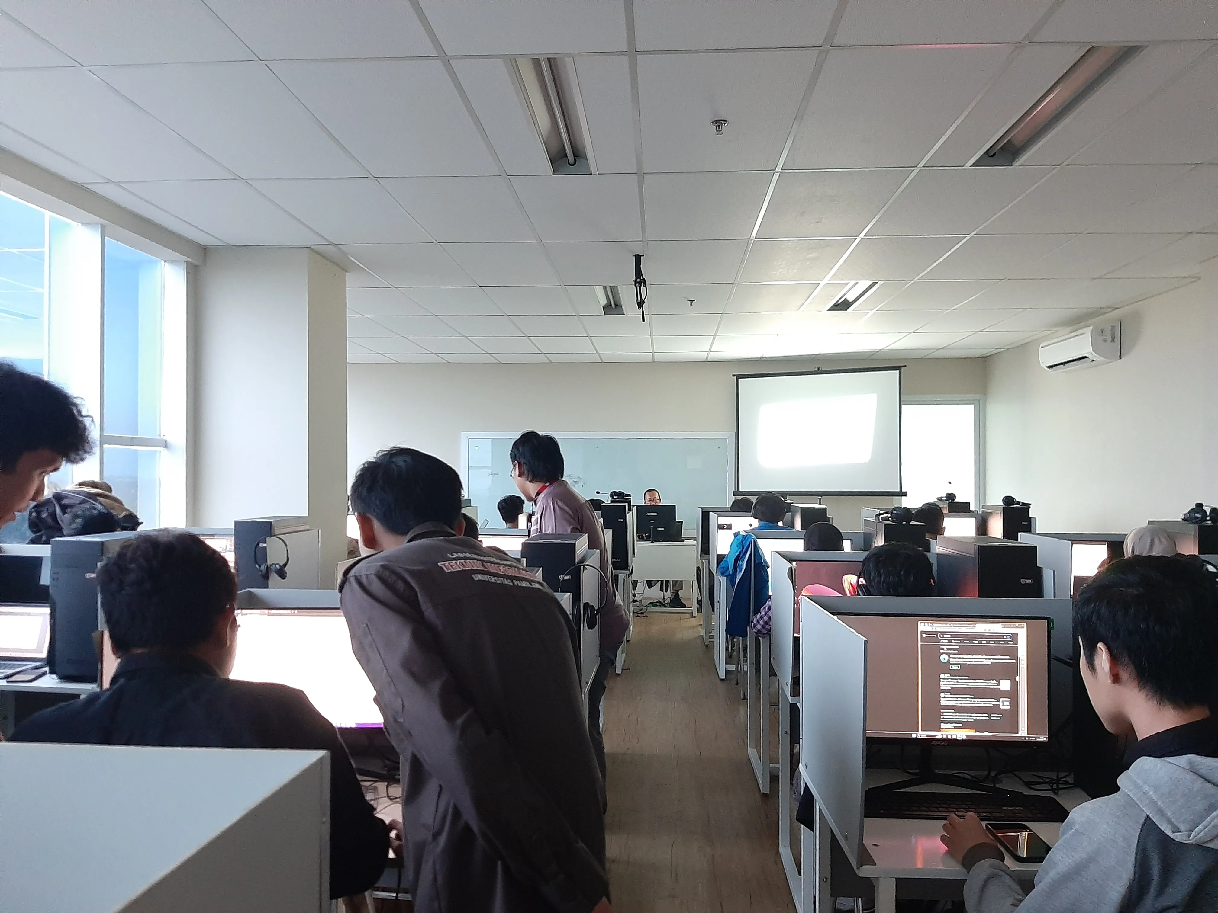 Kegiatan asistensi laboratorium mata kuliah data mining