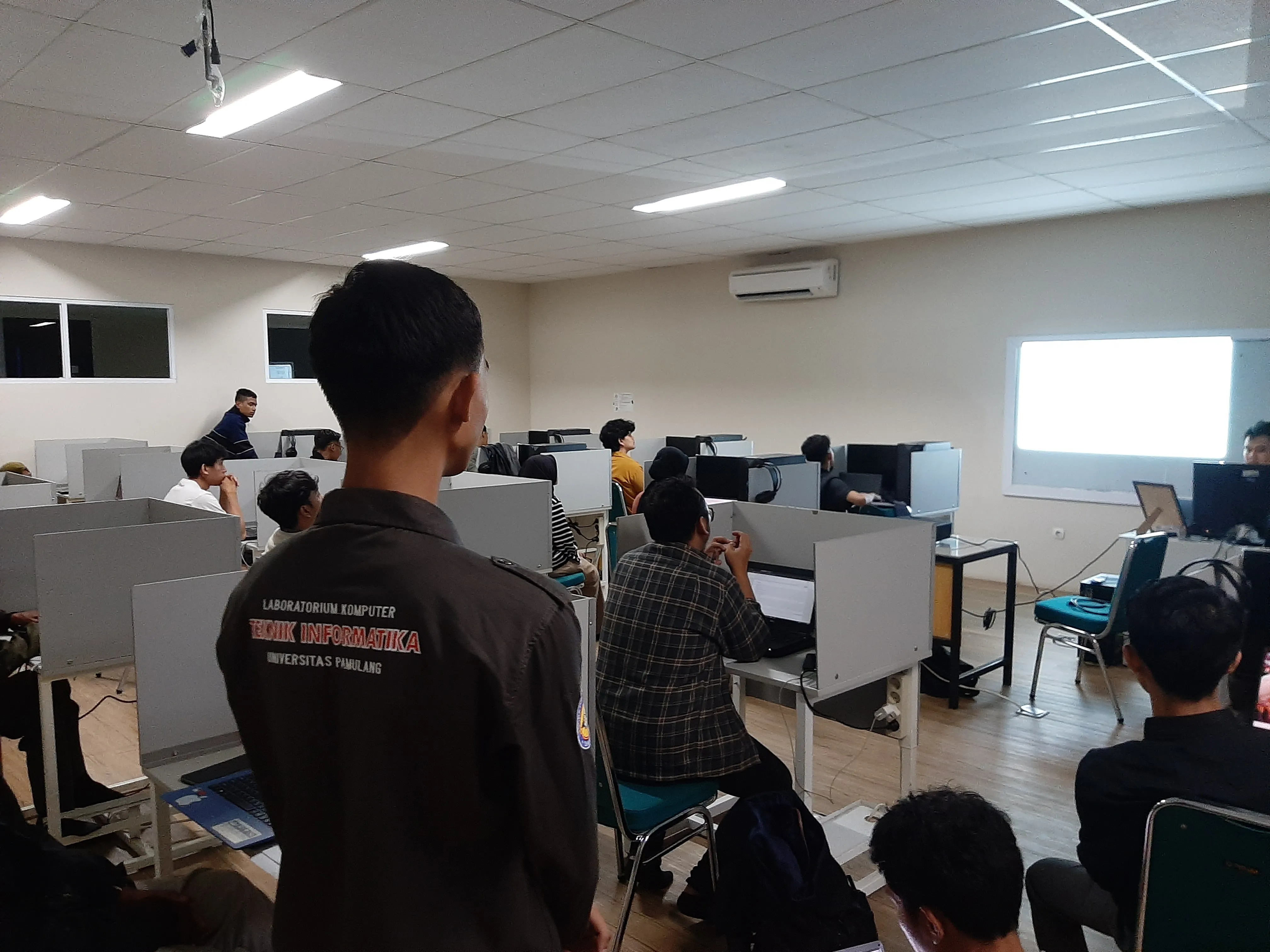 Kegiatan asistensi laboratorium mata kuliah mobile programming