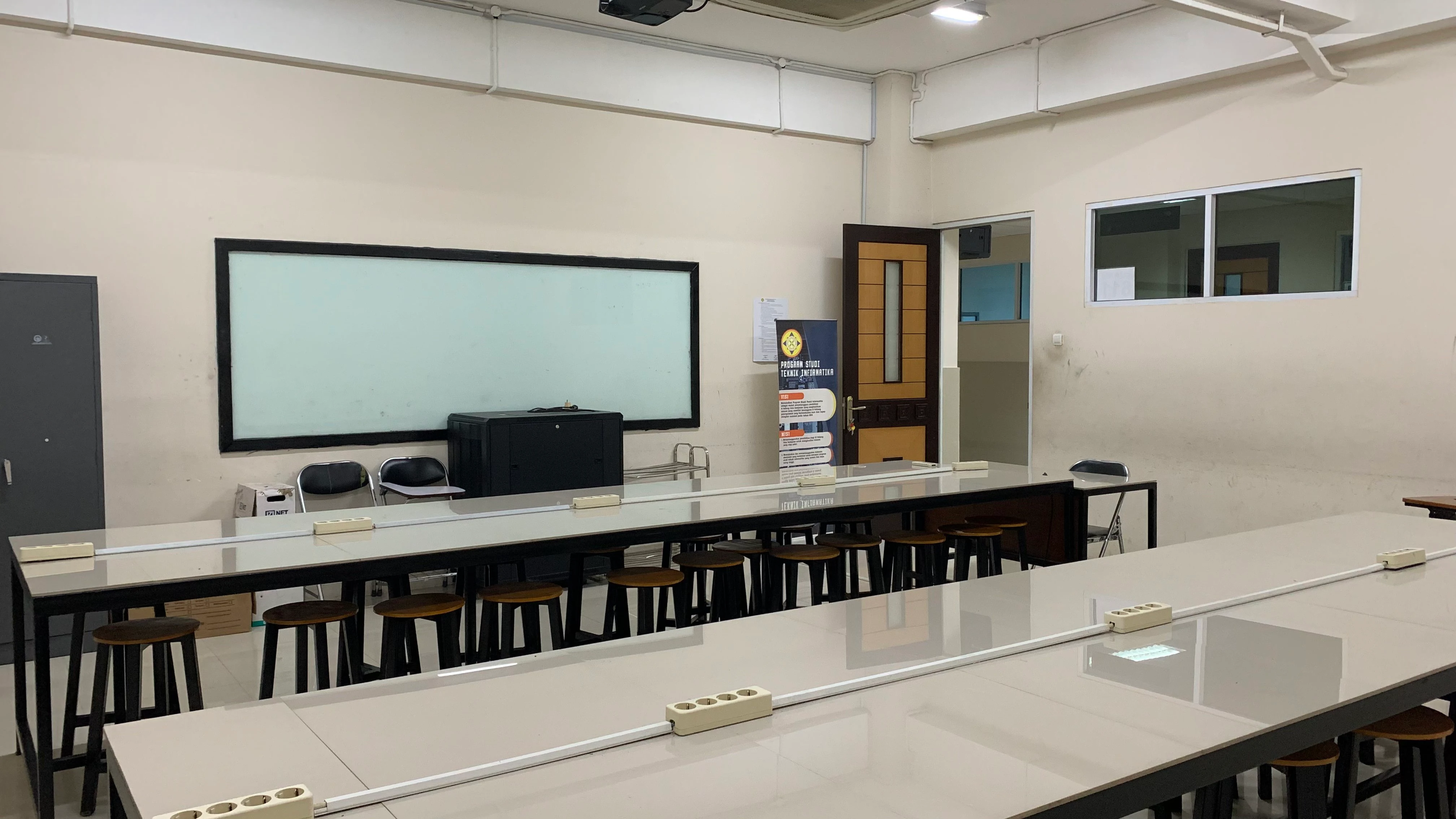 Gambar utama ruang laboratorium 611