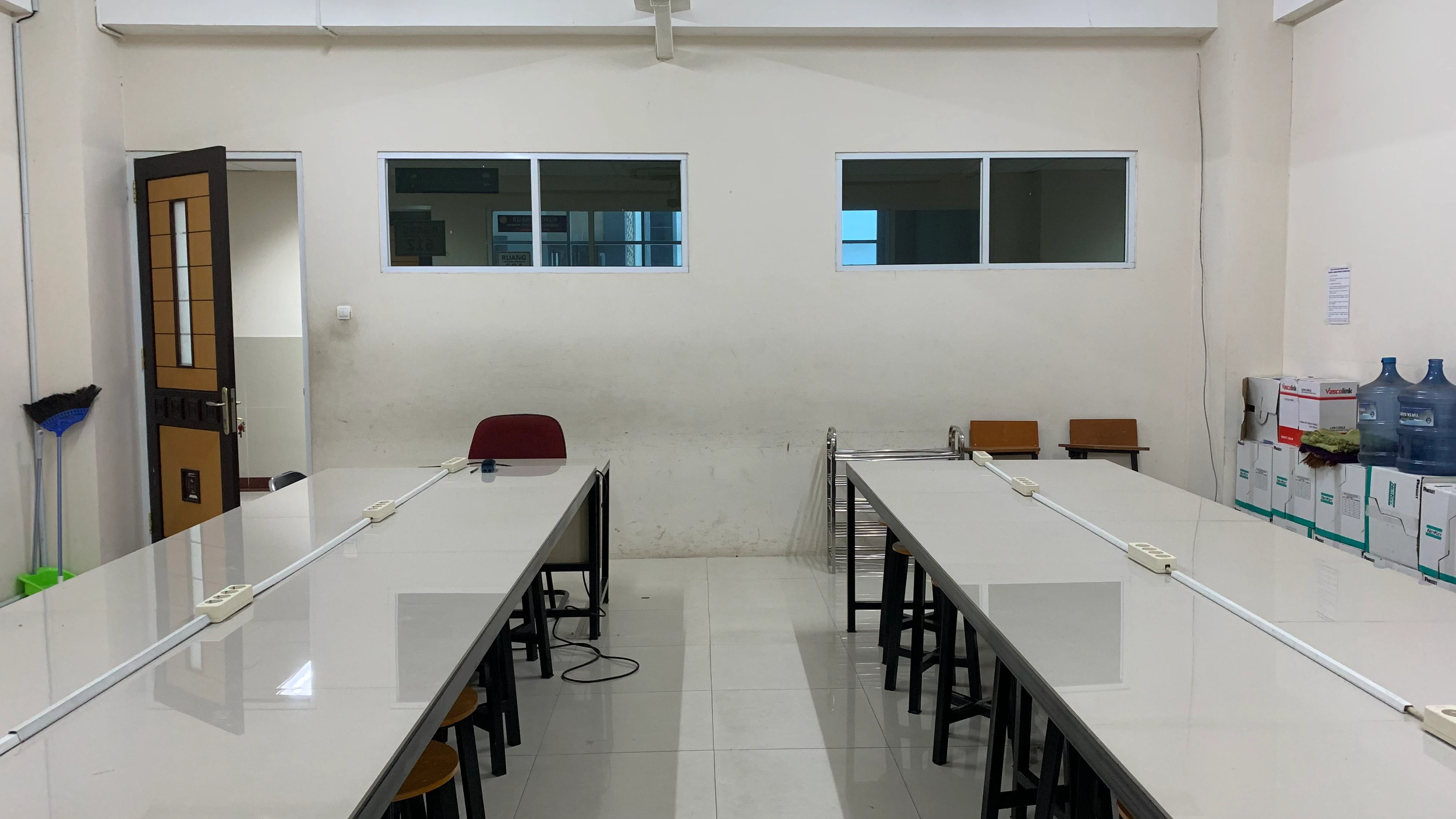 Gambar utama ruang laboratorium 612