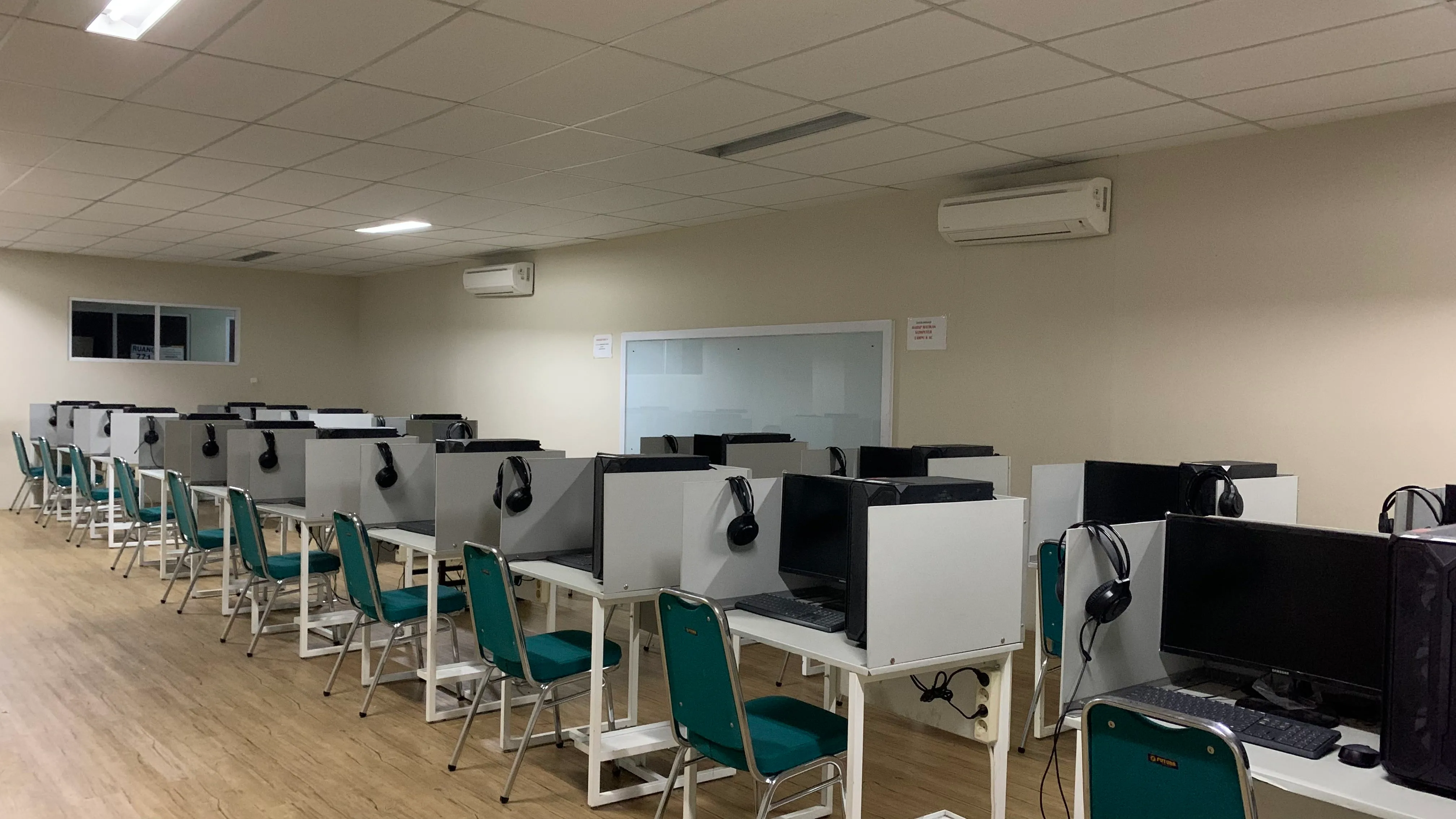 Gambar utama ruang laboratorium 775
