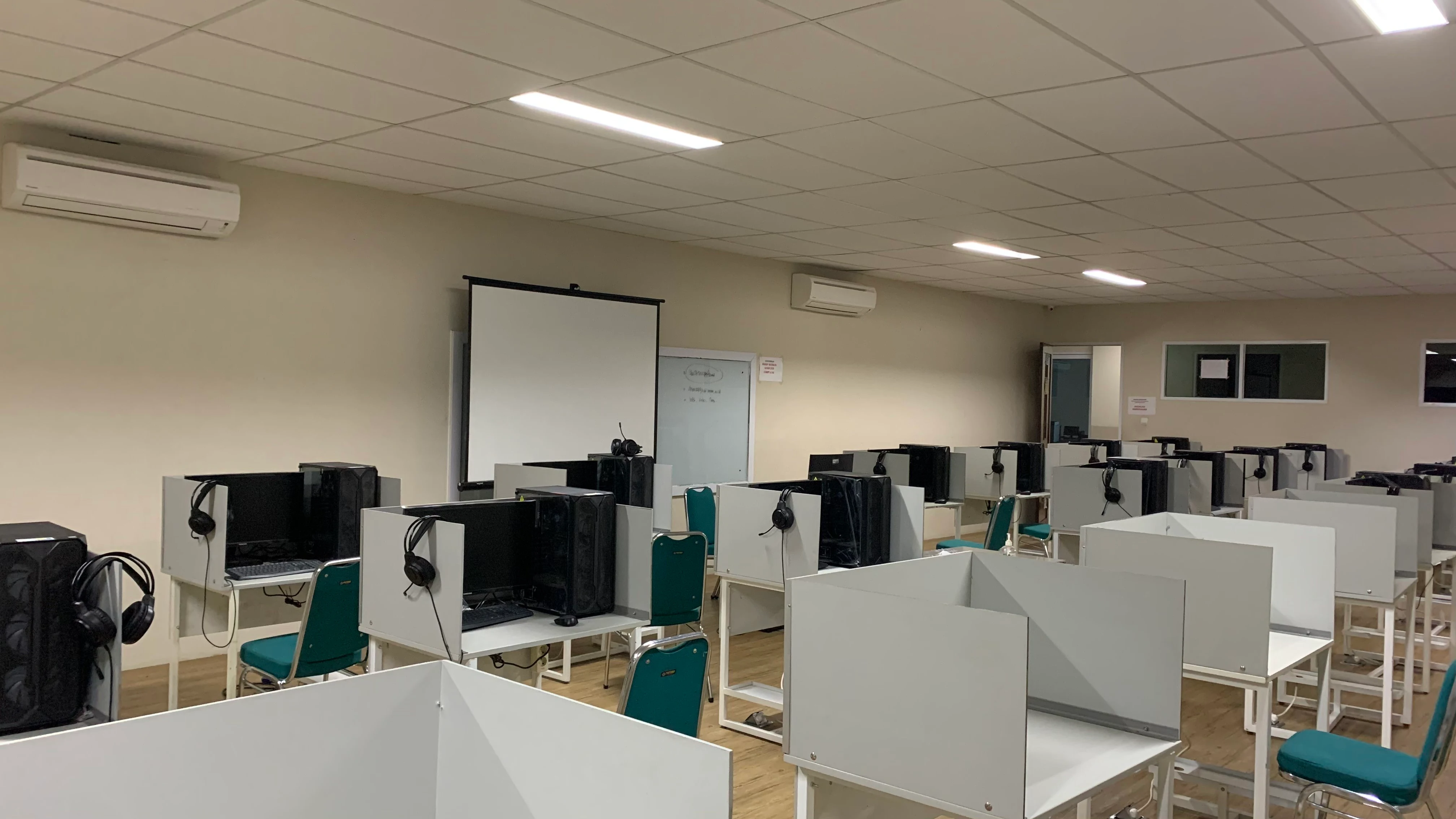 Gambar utama ruang laboratorium 776